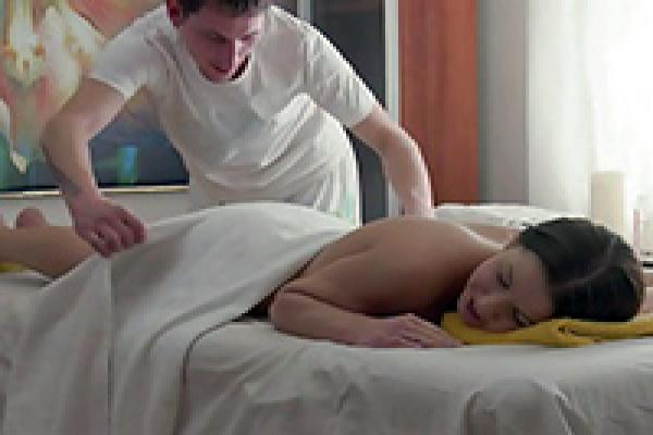 Watch Tricky Masseur Give Her A Sensual Massage She'll Never Forget Vi...